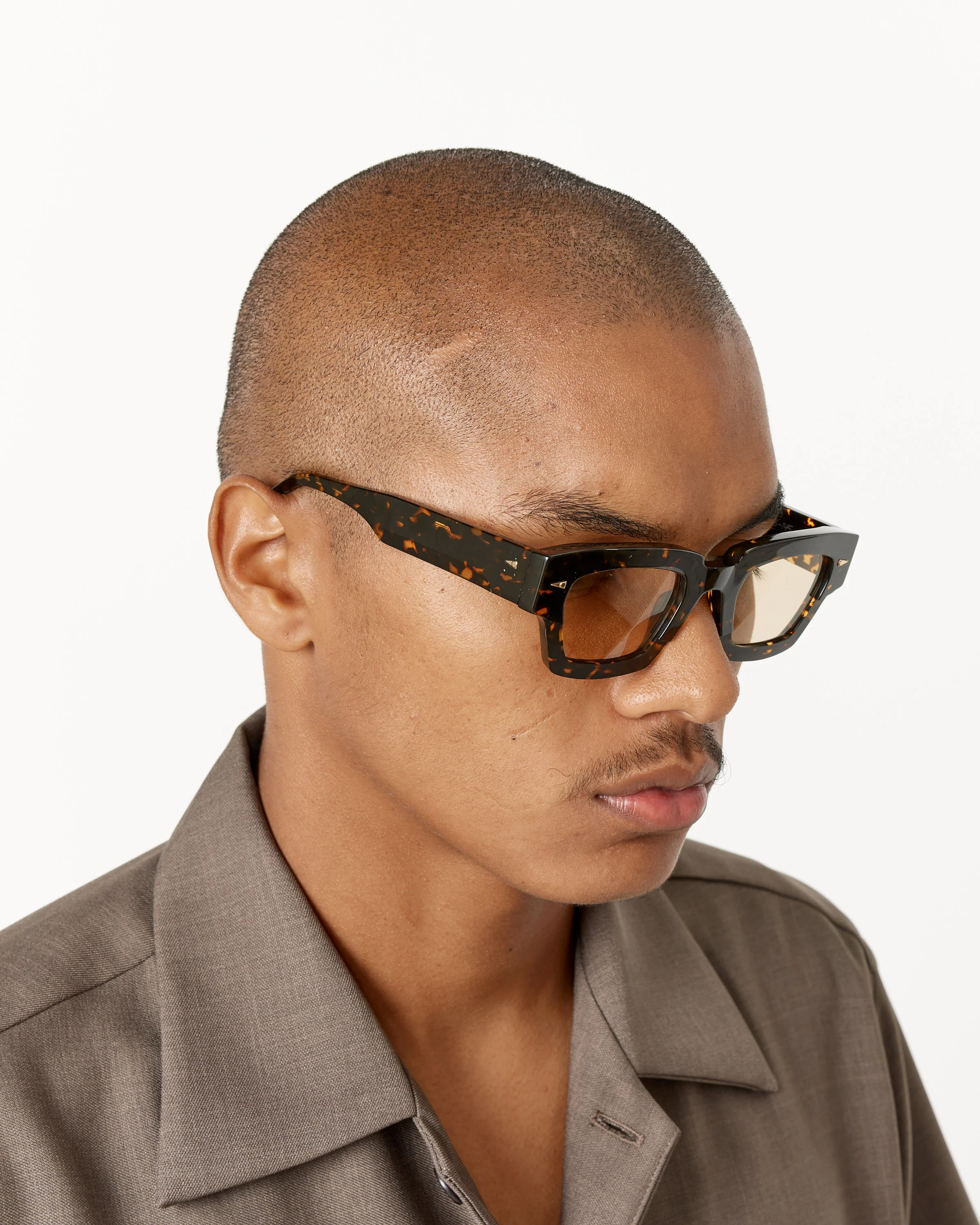 Villette Sunglasses in Yellow Turtle/Jaune - Image 5