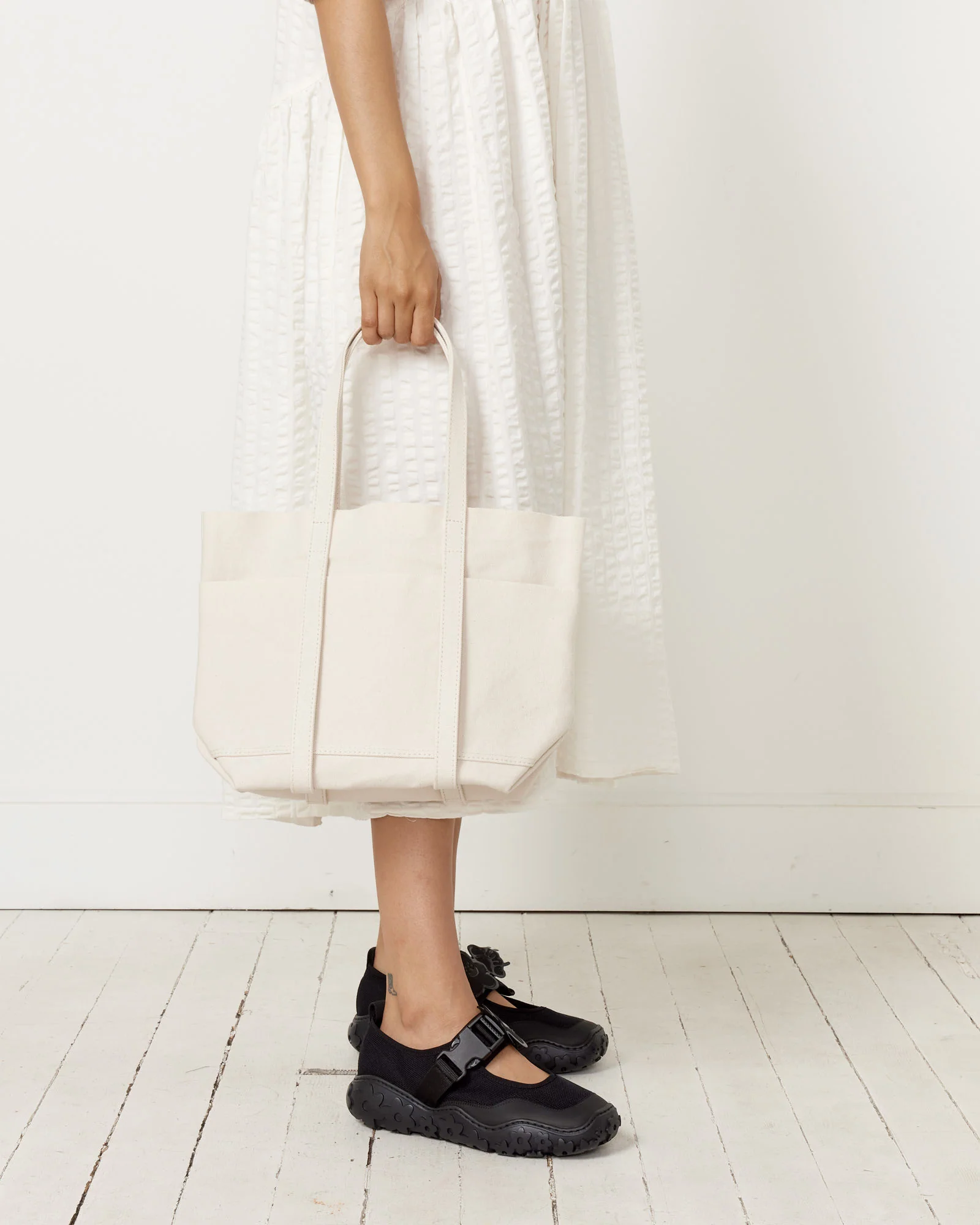 Washed Canvas 6 Pocket Tote Bag in White Small - Image 6