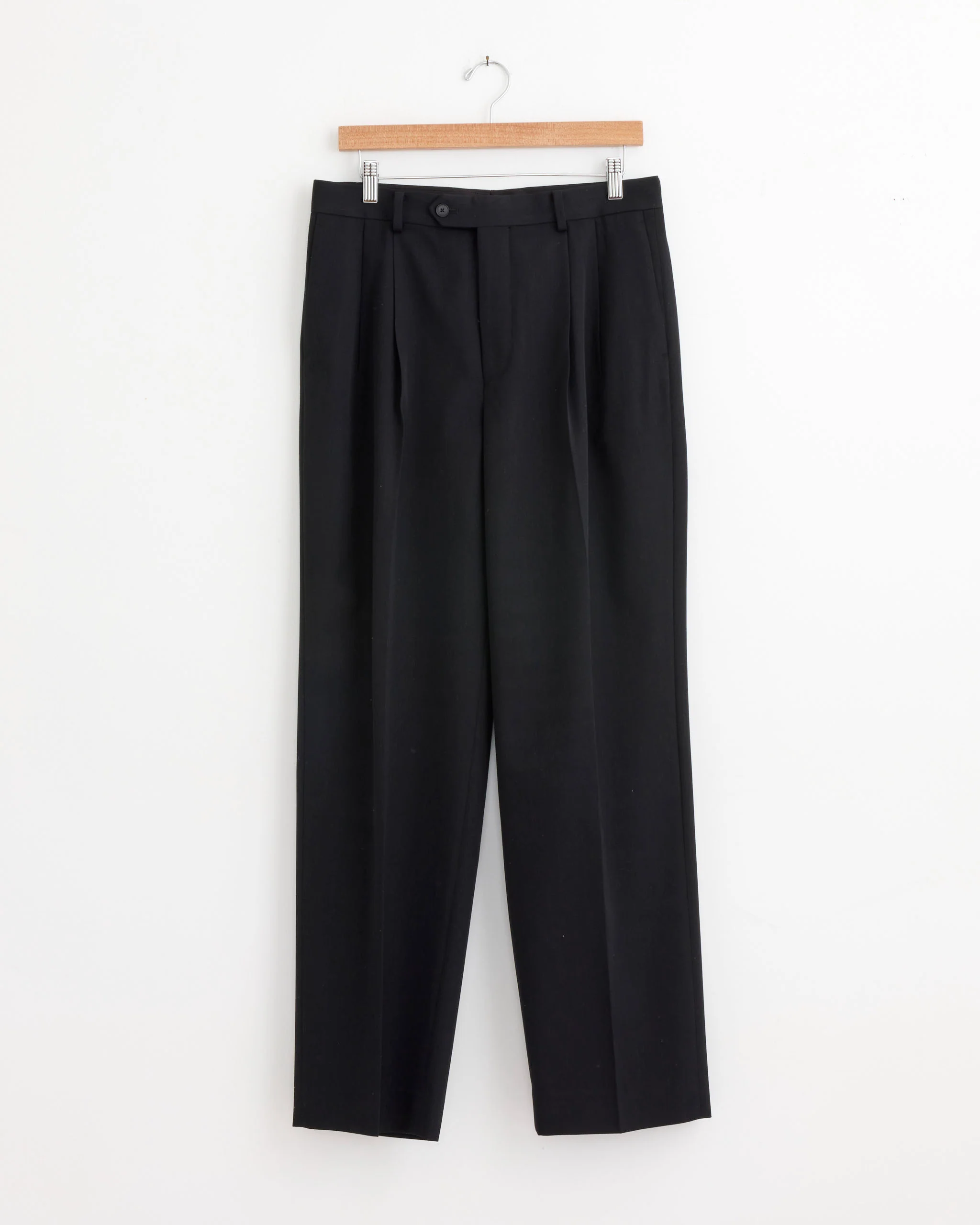 Light Wool Max Gabardine Two Tuck Slack in Top Black