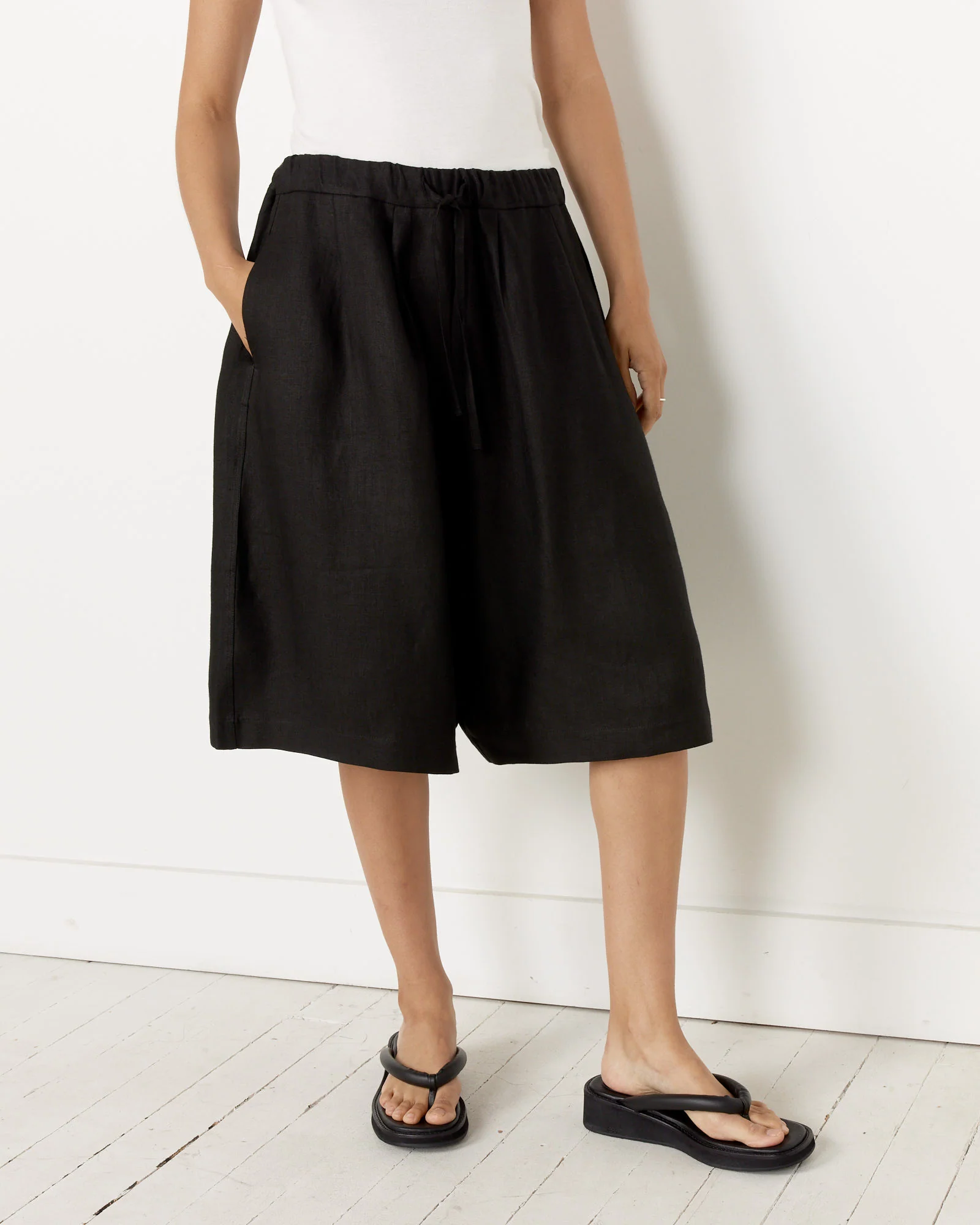 Linen Maxi Bermuda in Black - Image 3