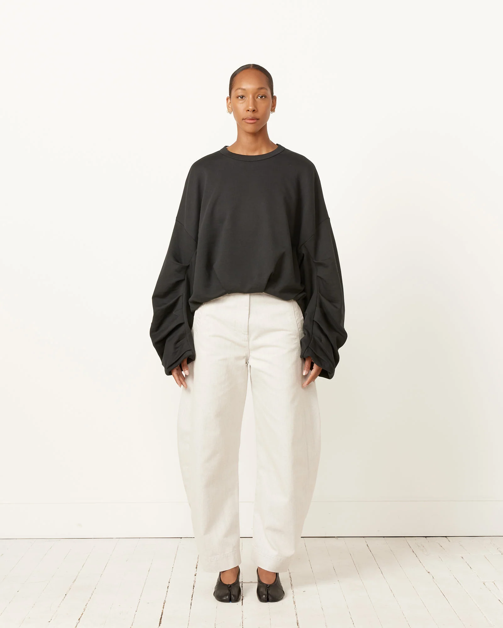 Oversized Sweatshirt in Black - Image 2