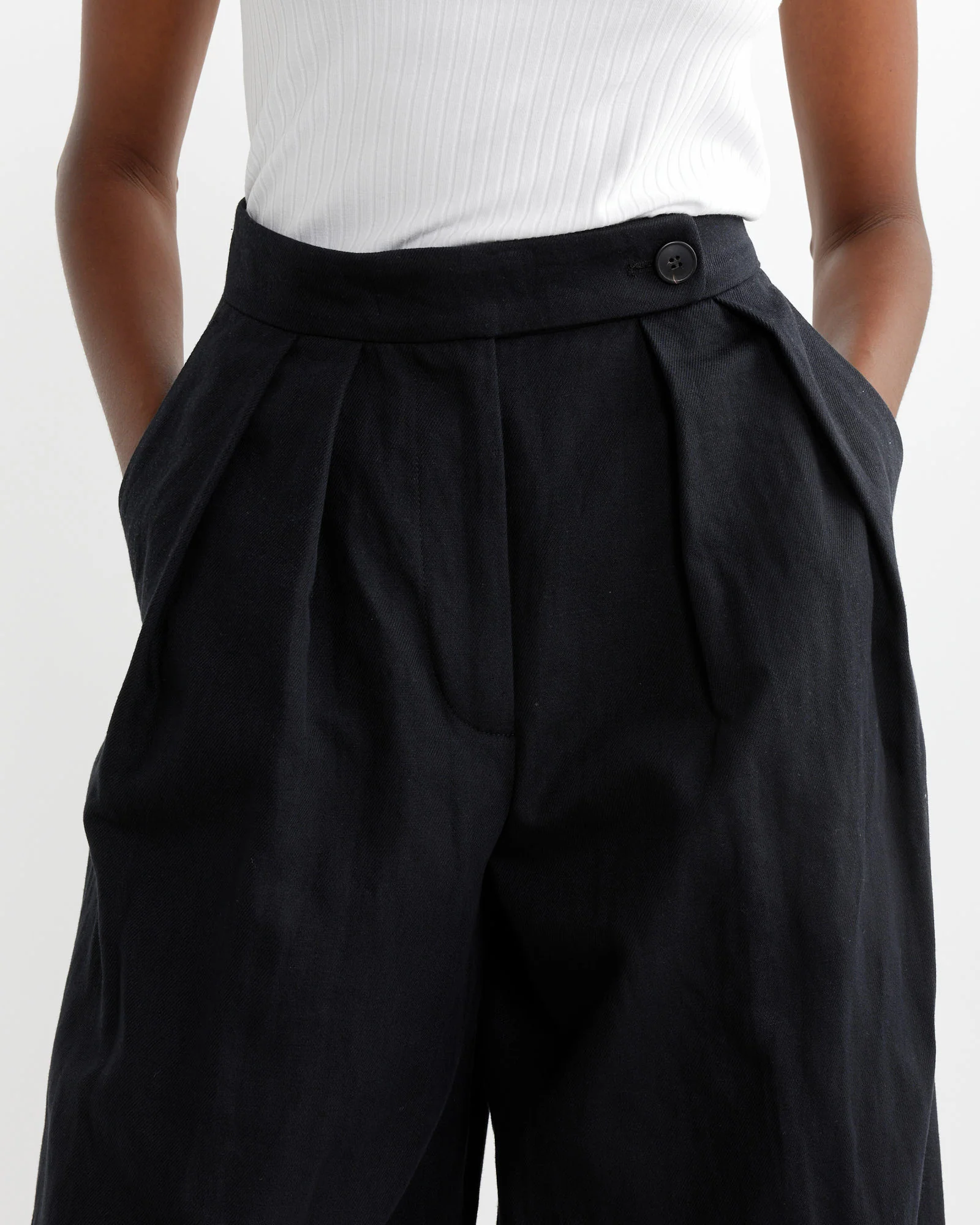 Pleated Wide-Leg Pants in Black - Image 3