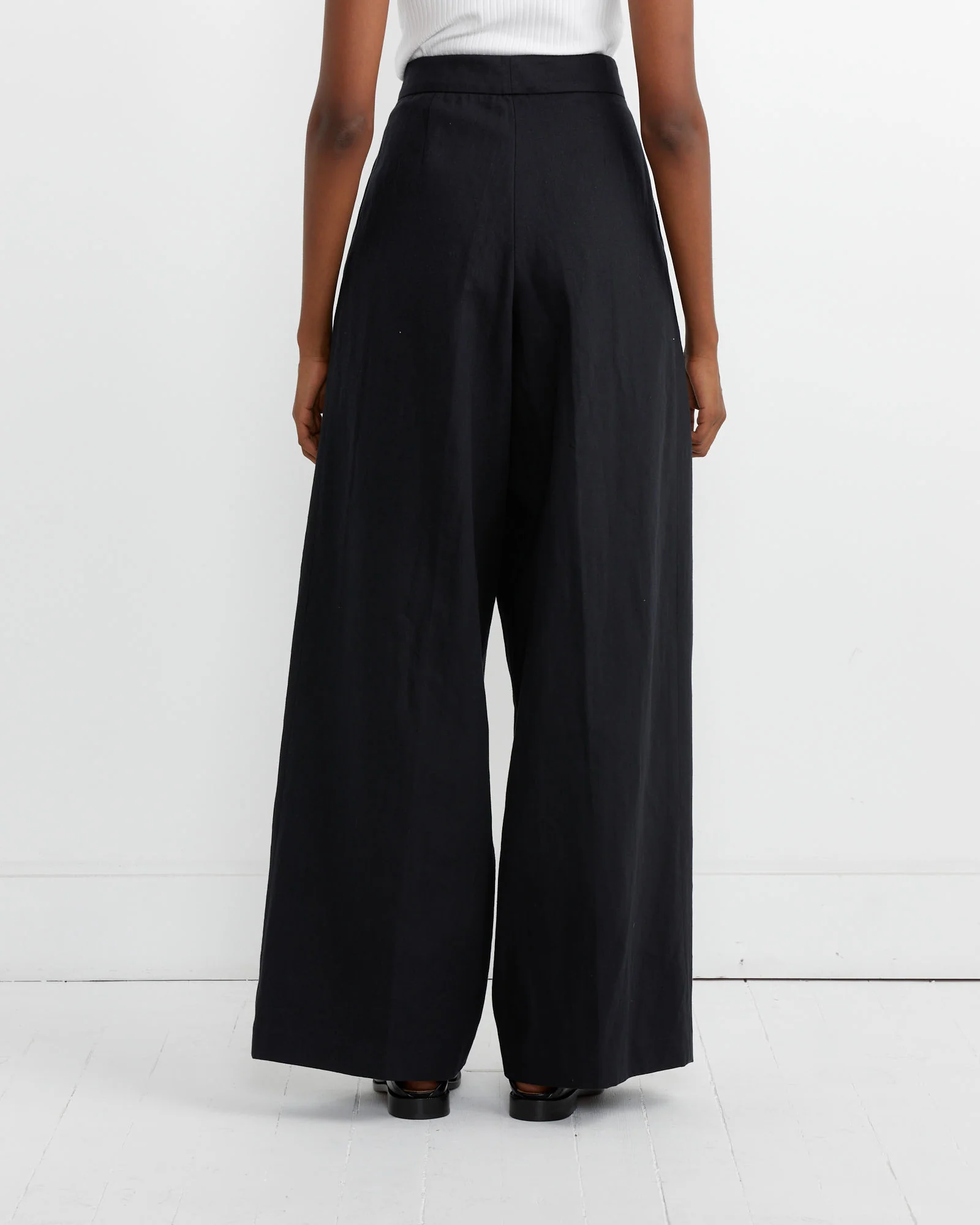 Pleated Wide-Leg Pants in Black - Image 4