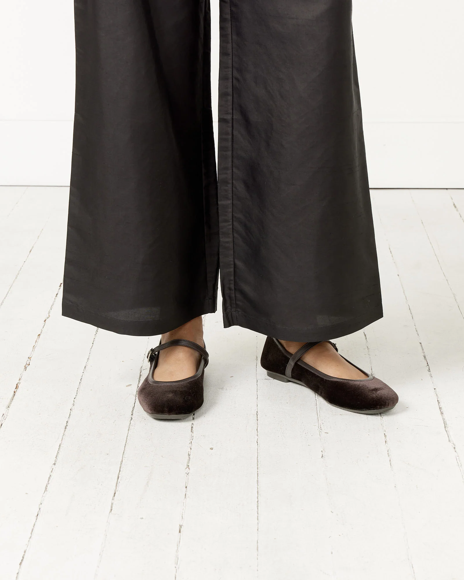 Hai x Requins Honree Velvet Shoe - Image 4