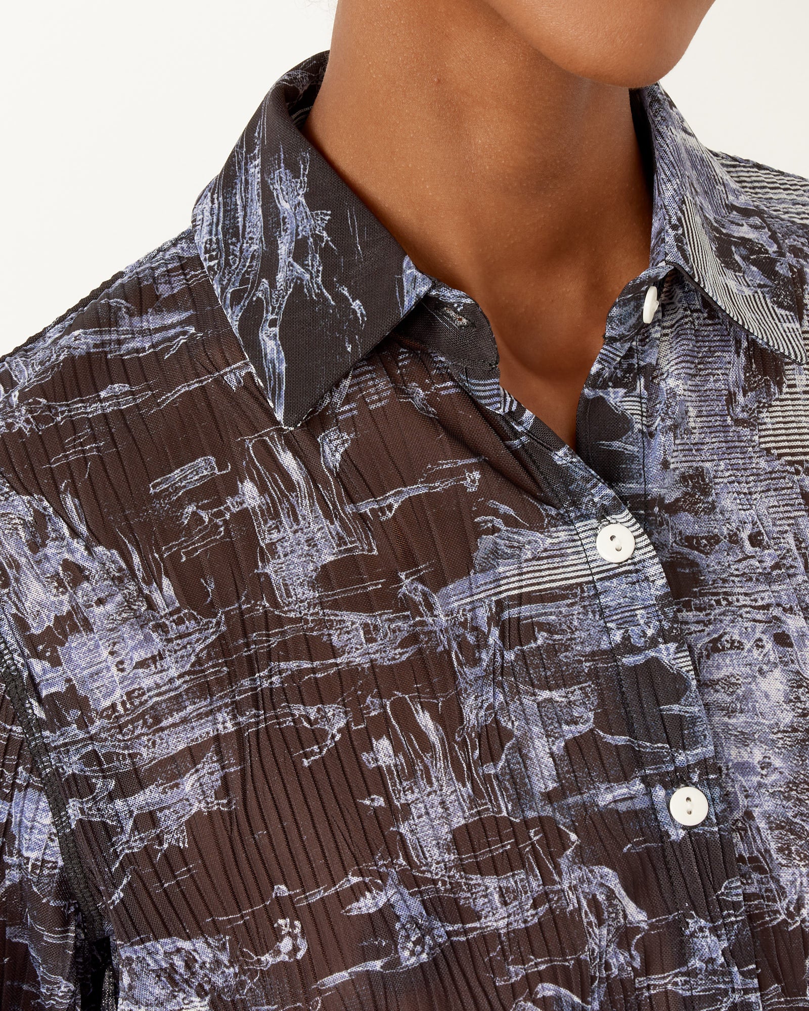 Short Mesh Plisse Shirt in The Riddle Black - Image 3