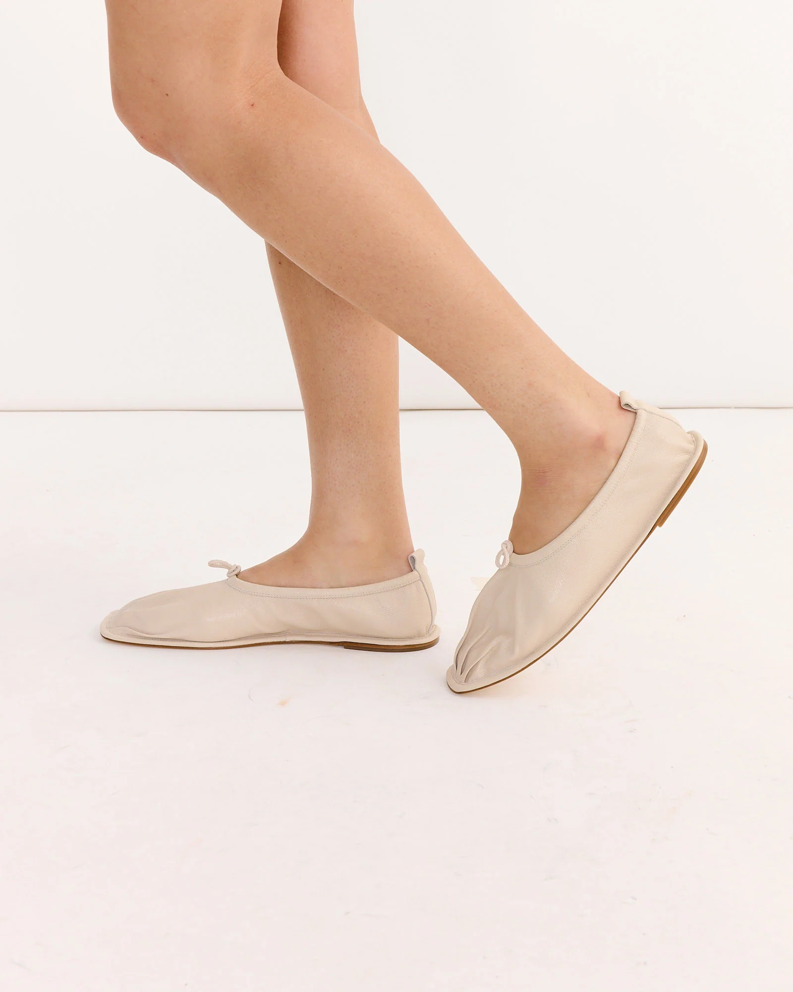 Puntera Supple Shiny Flat in Cream - Image 4