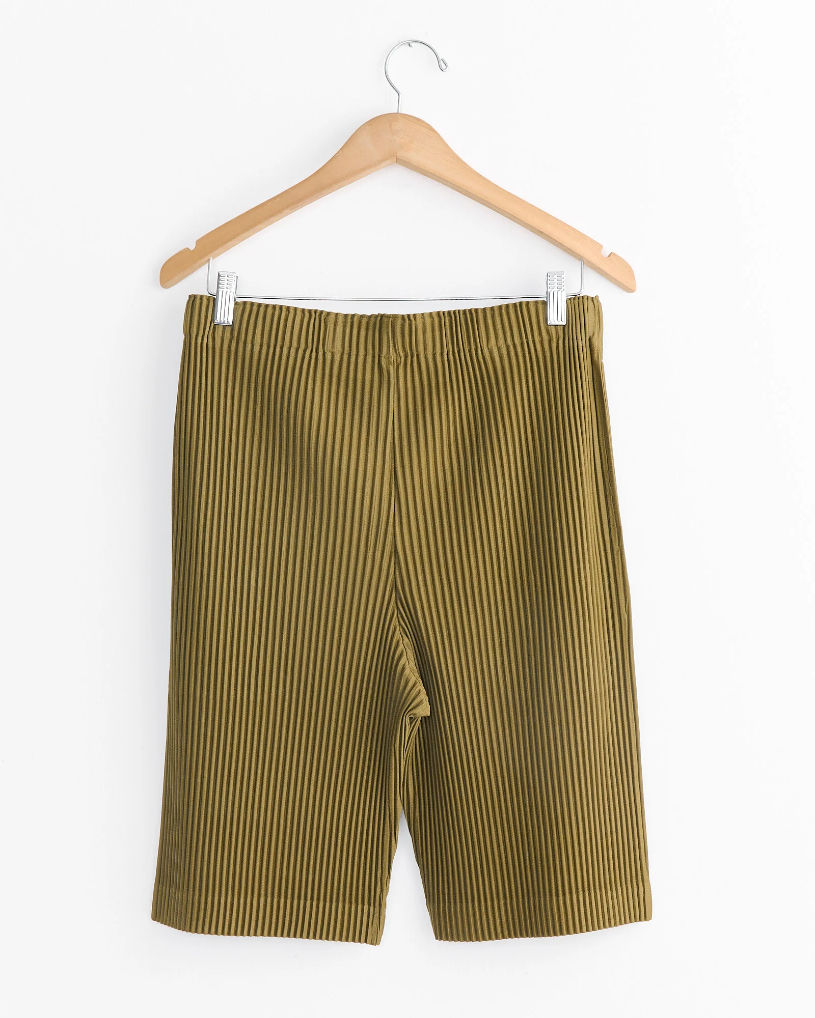 Color Pleats Short in Olive Khaki - Image 2