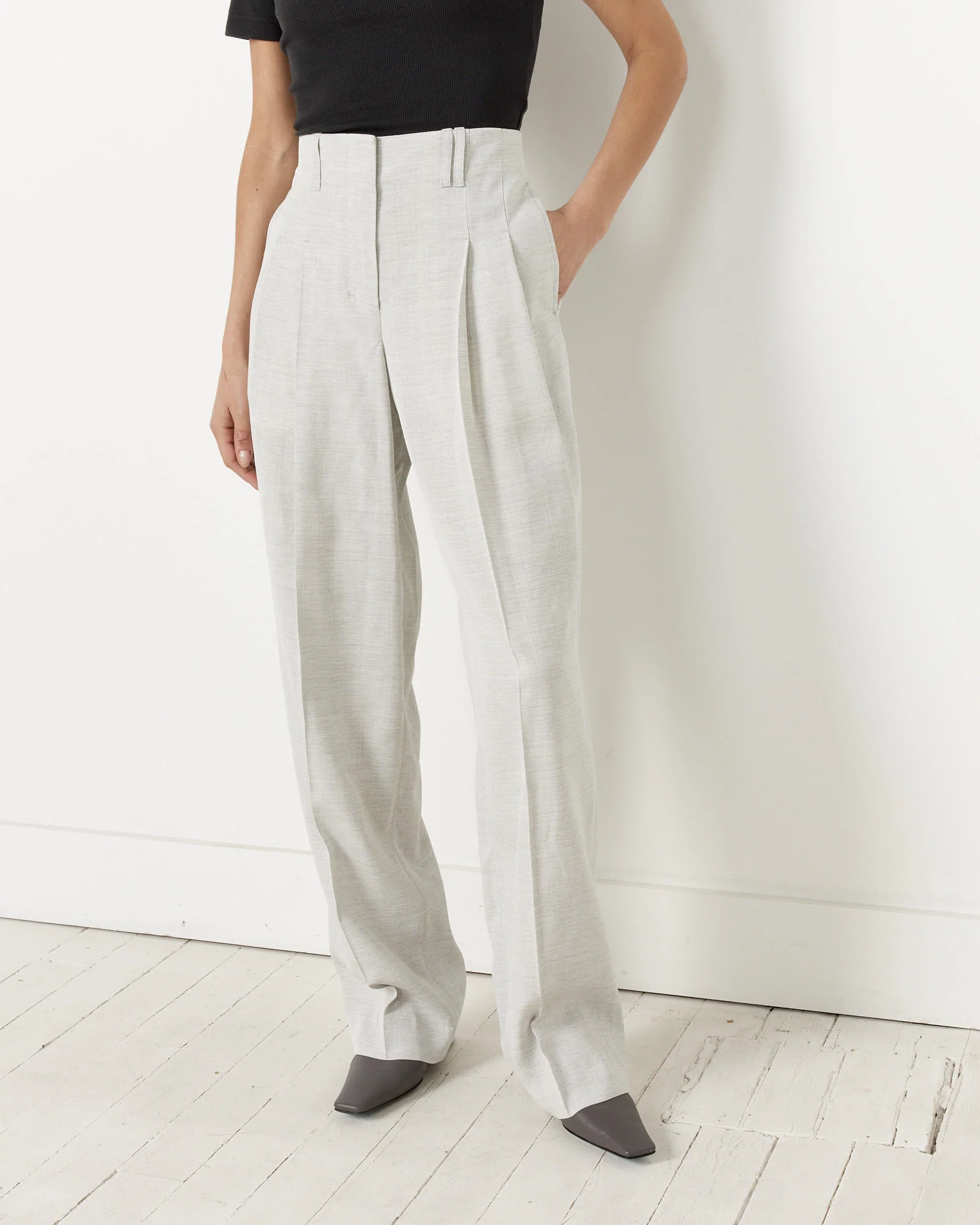 Le Pantalon Titolo Trouser in Light Grey - Image 2