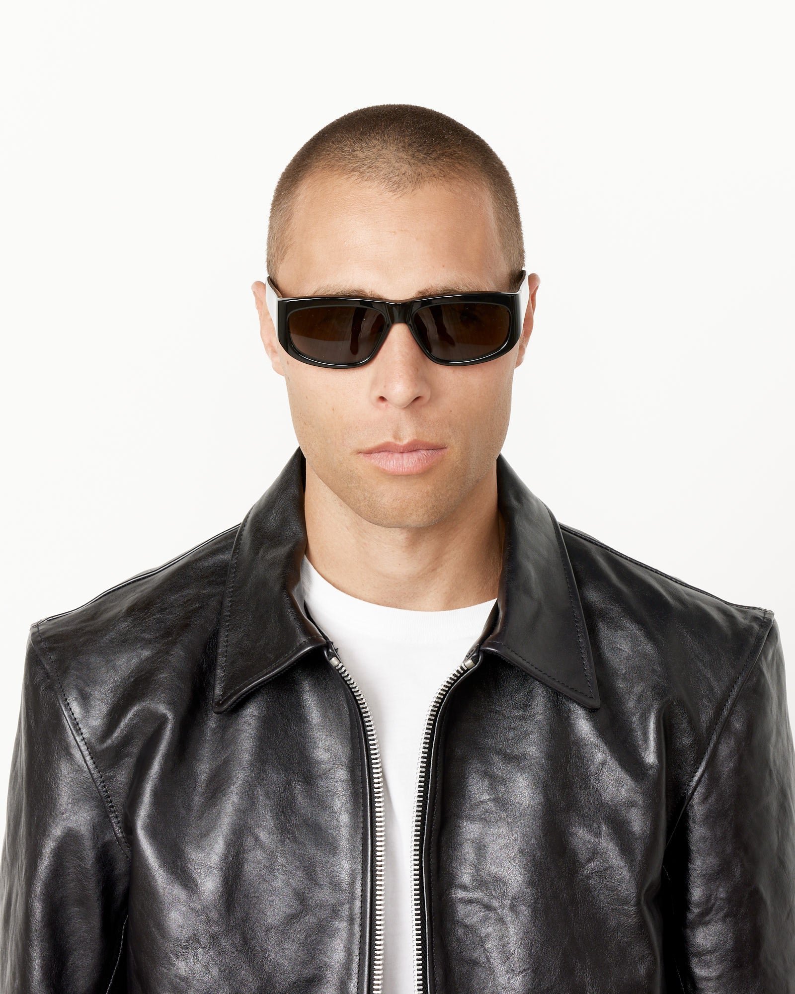 Les Lunettes Pilota Sunglasses in Black - Image 2