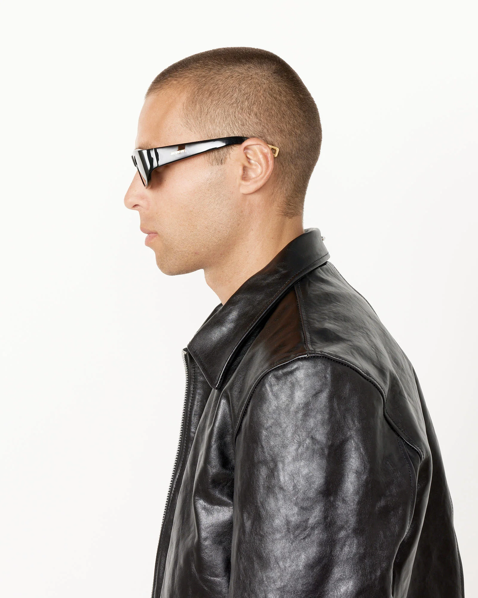 Les Lunettes Pilota Sunglasses in Black - Image 5