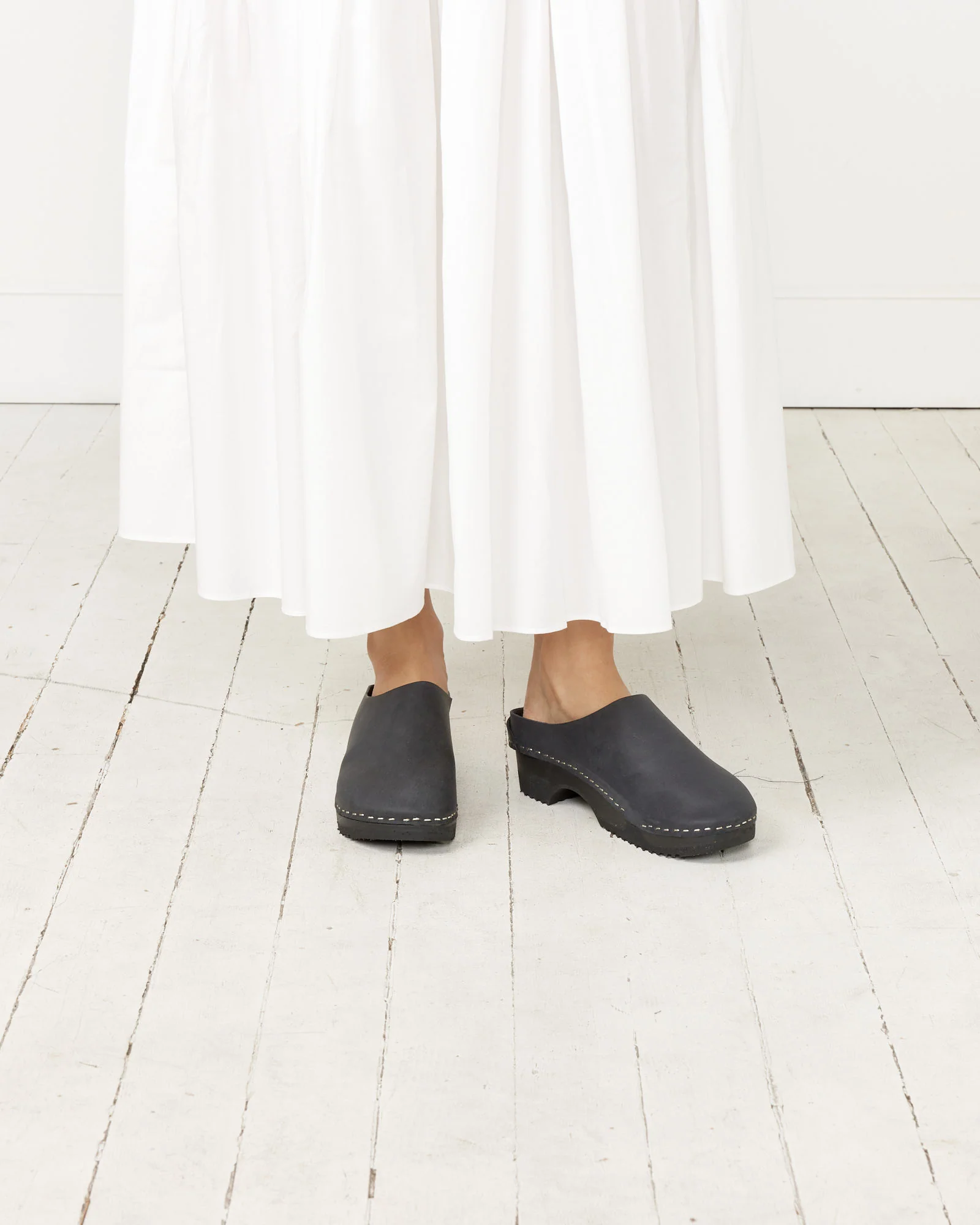 Leo Clog in Black - Image 2