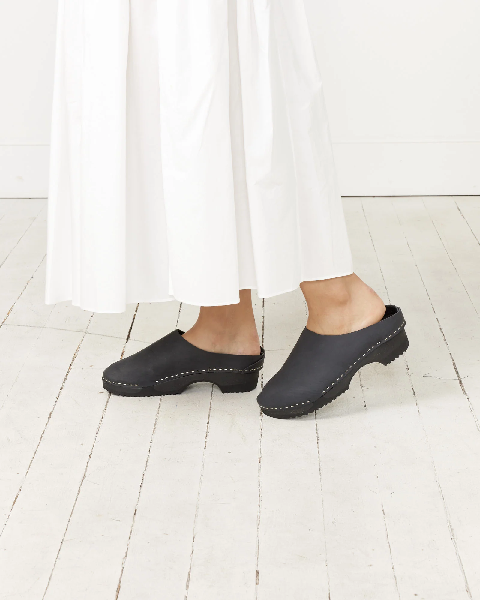 Leo Clog in Black - Image 4