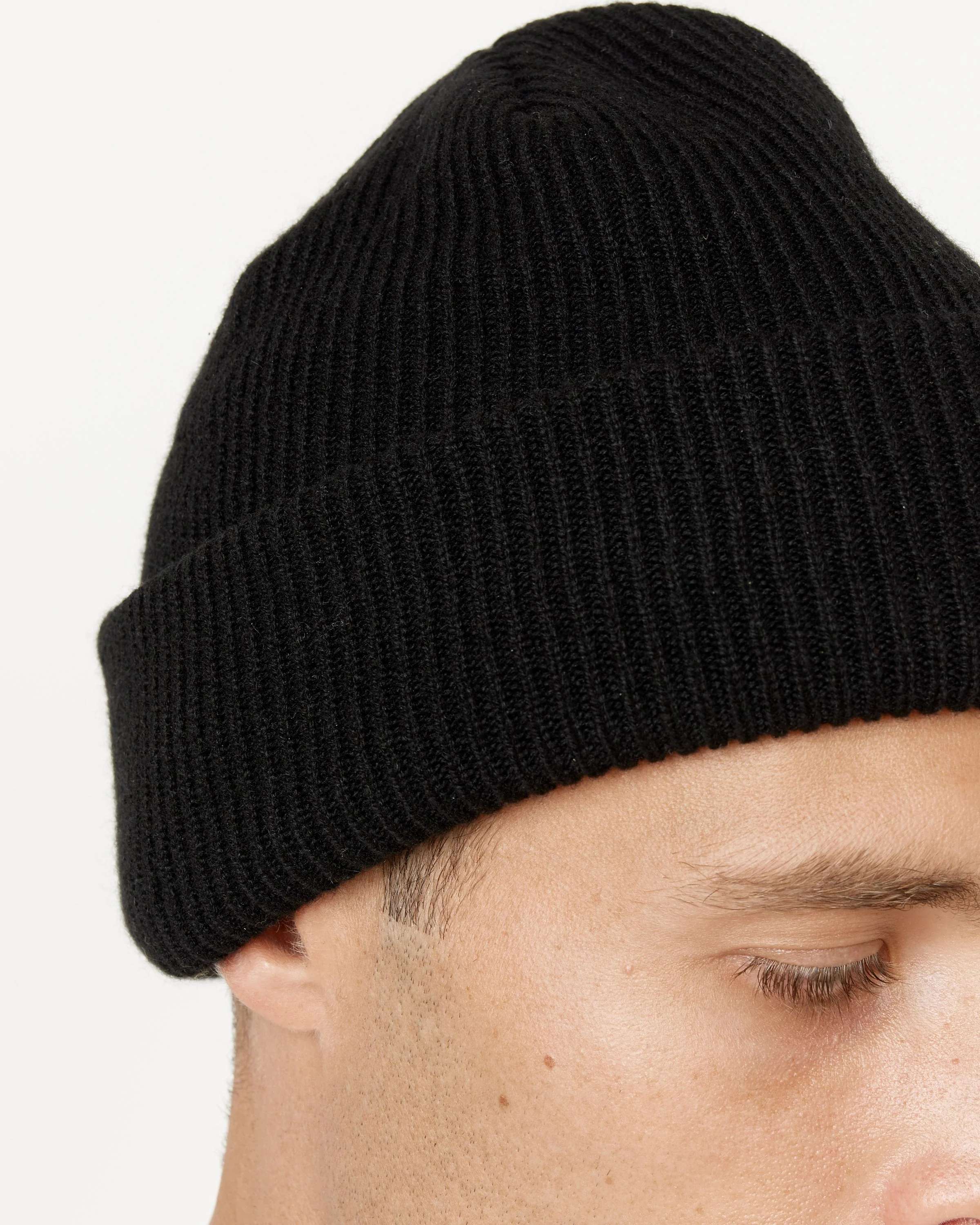 Cashmere Beanie in Black - Image 4
