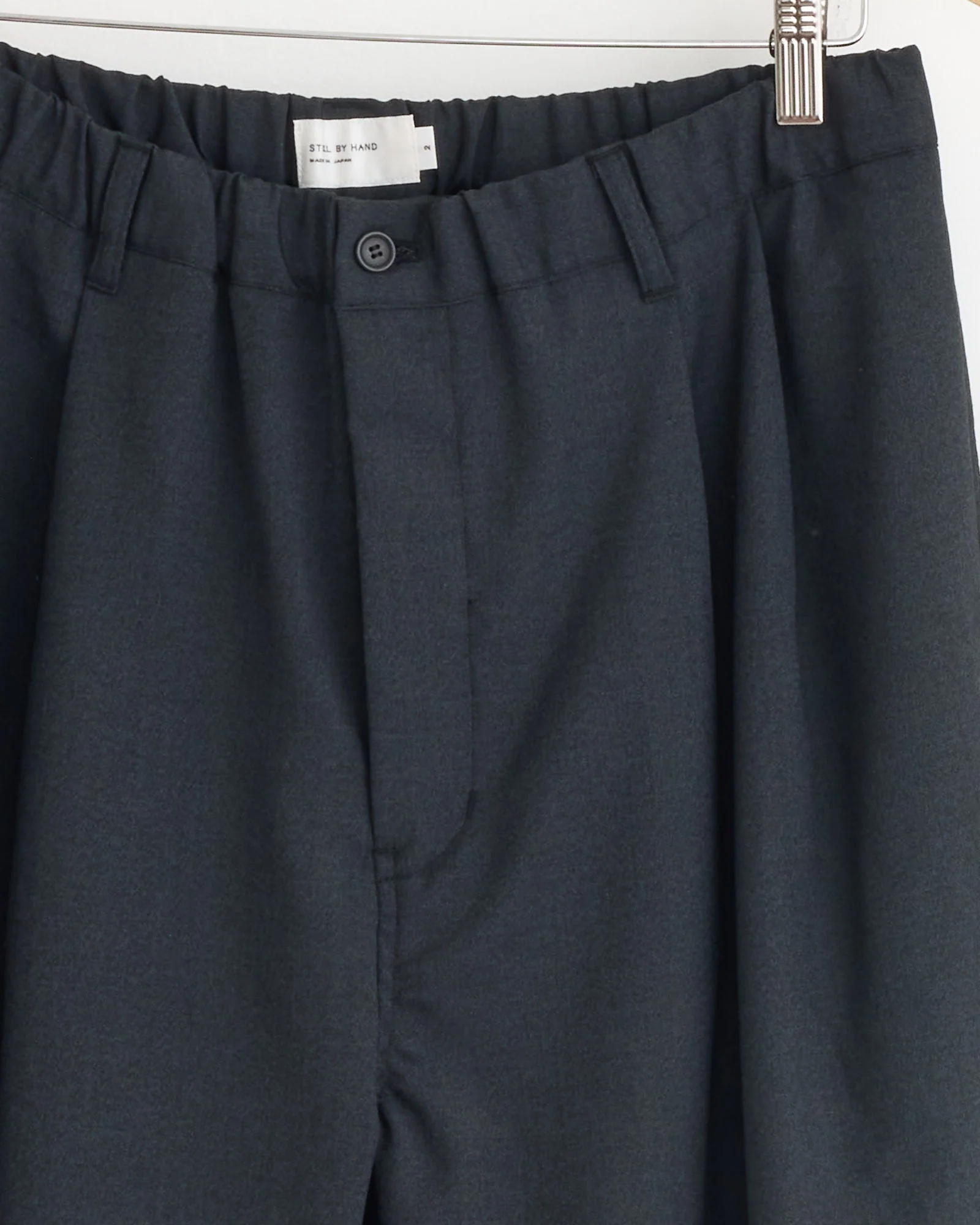 Relaxed 2 Tuck Pant in Charcoal - Image 2