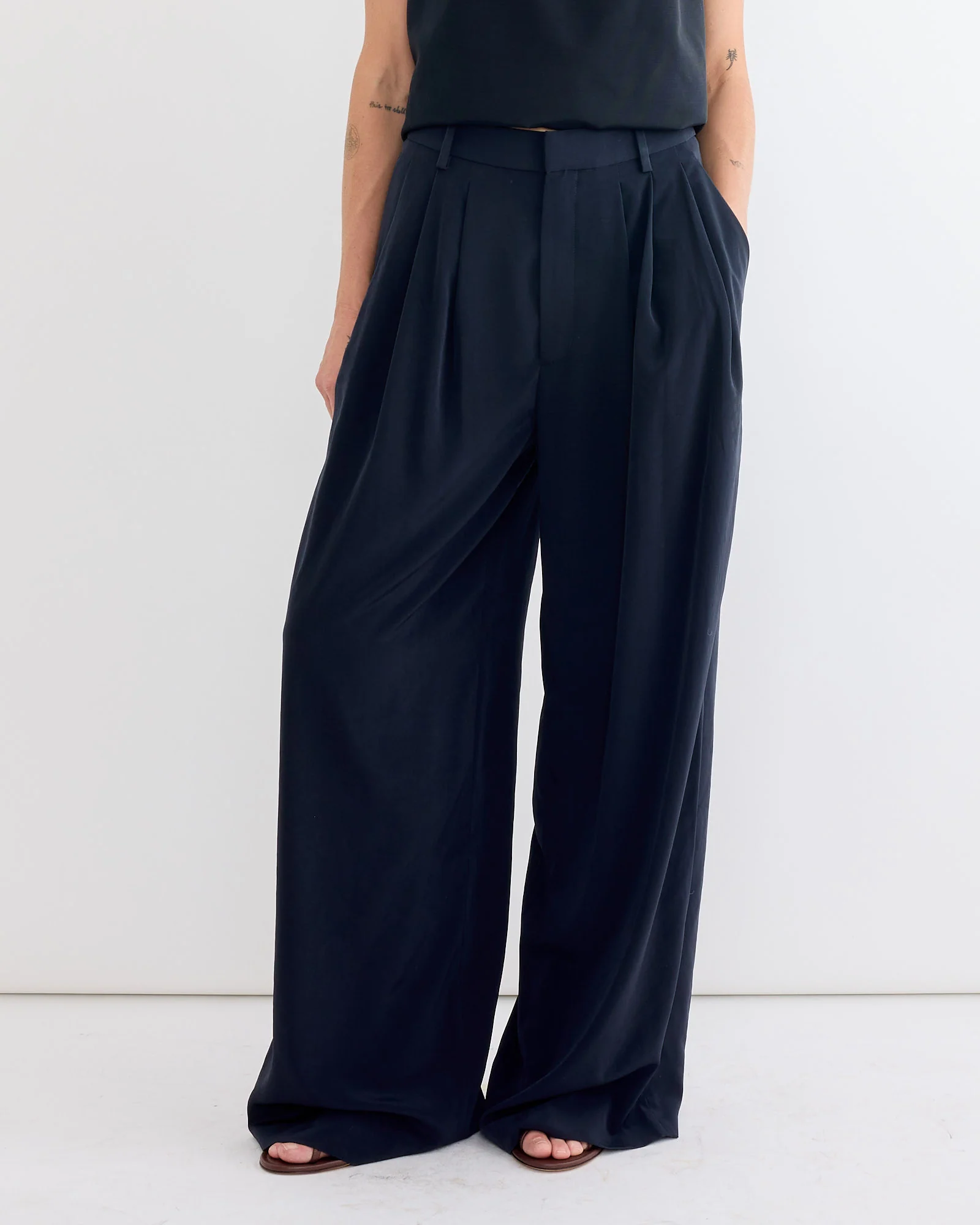 Relaxed Suiting Triple Pleat Pant in Navy - Image 2