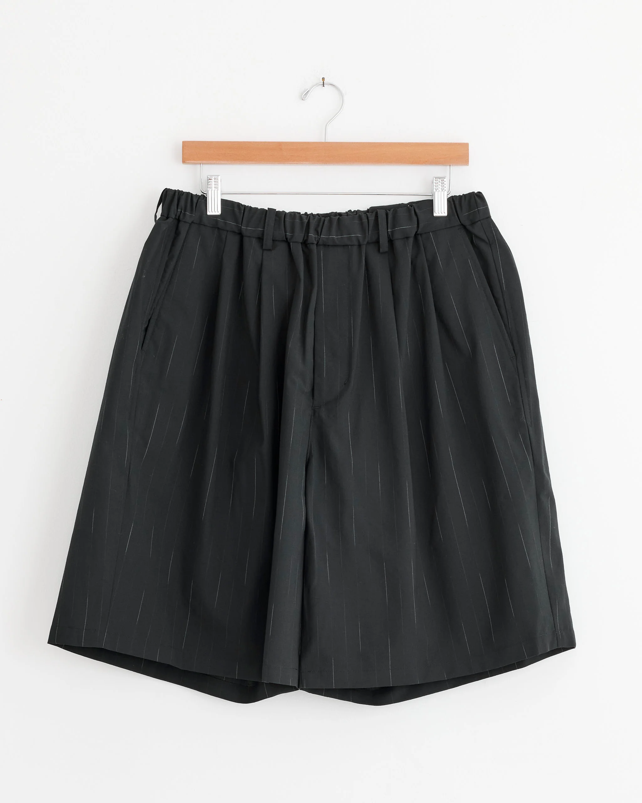 Double Pleated Wide Easy Short in Black